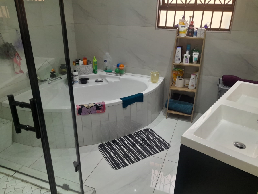 4 Bedroom Property for Sale in Safari Gardens North West